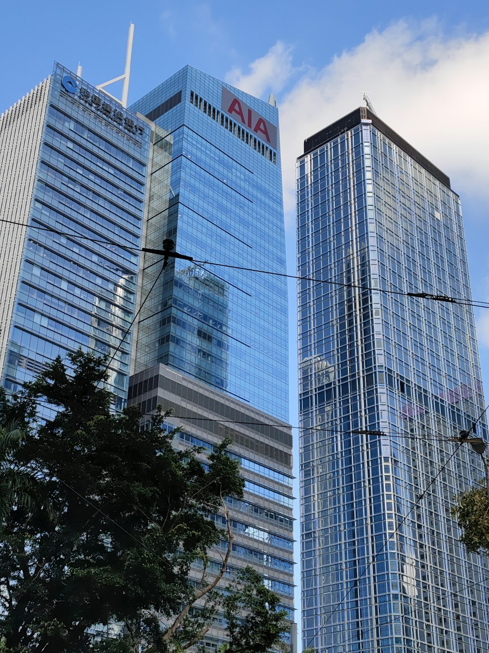 隣り合った高層ビルが2棟