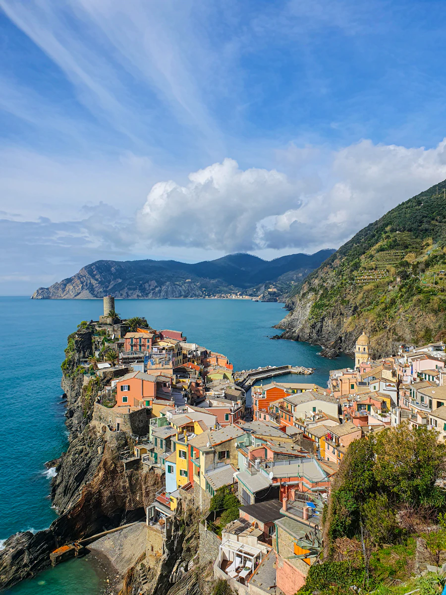 Village perché sur une falaise au-dessus de la mer, Cinque Terre, Italie