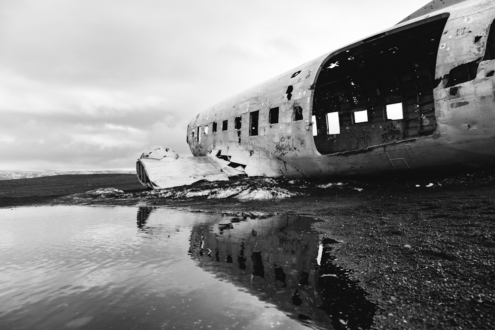 uma foto em preto e branco de um avião antigo