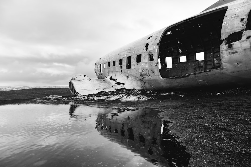 ein Schwarz-Weiß-Foto eines alten Flugzeugs