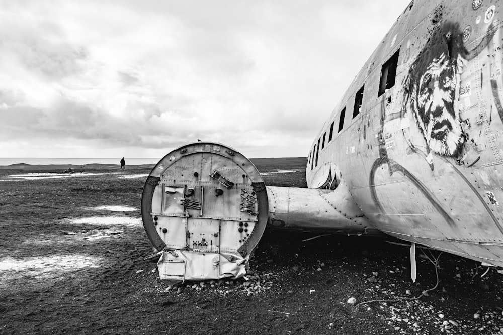 an old airplane sitting on top of a dry grass field