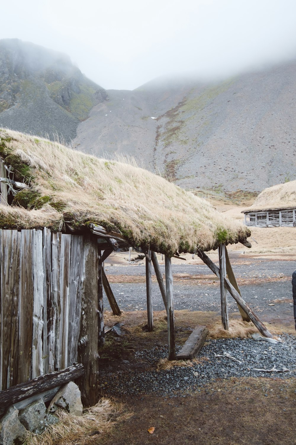 une clôture en bois avec de l’herbe sur le dessus