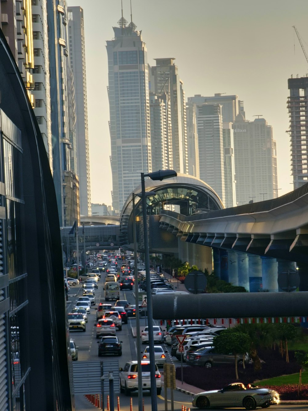 Eine Stadtstraße voller Verkehr neben hohen Gebäuden