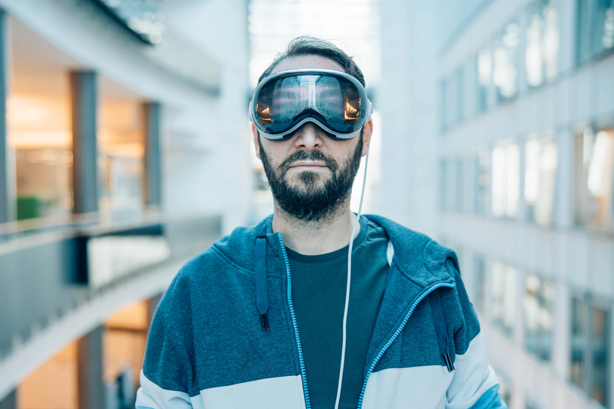 Plano arquitectónico de una casa junto a un visor de realidad virtual