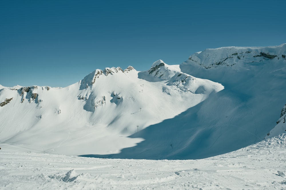 um homem andando de esqui no topo de uma encosta coberta de neve