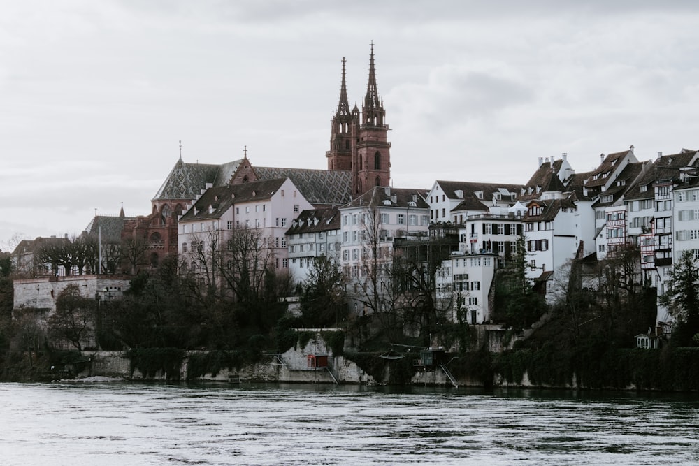 Eine Stadt, durch die ein Fluss fließt