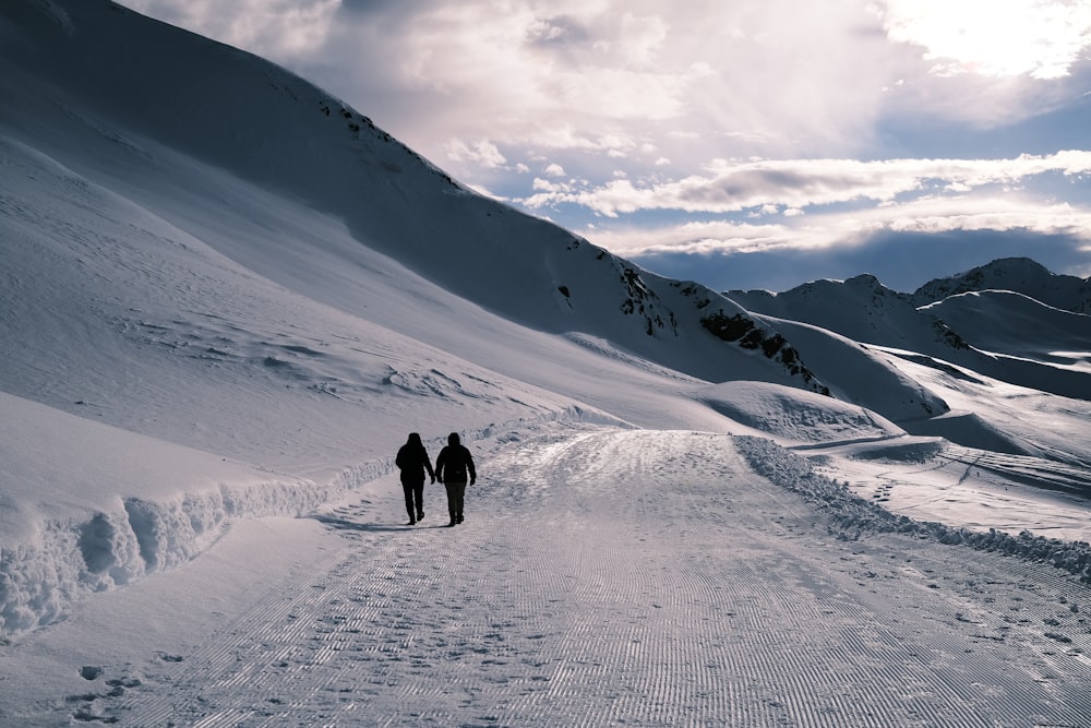 ein paar Leute, die eine schneebedeckte Straße entlang gehen