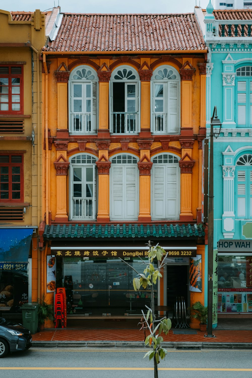 uma fileira de edifícios coloridos em uma rua da cidade