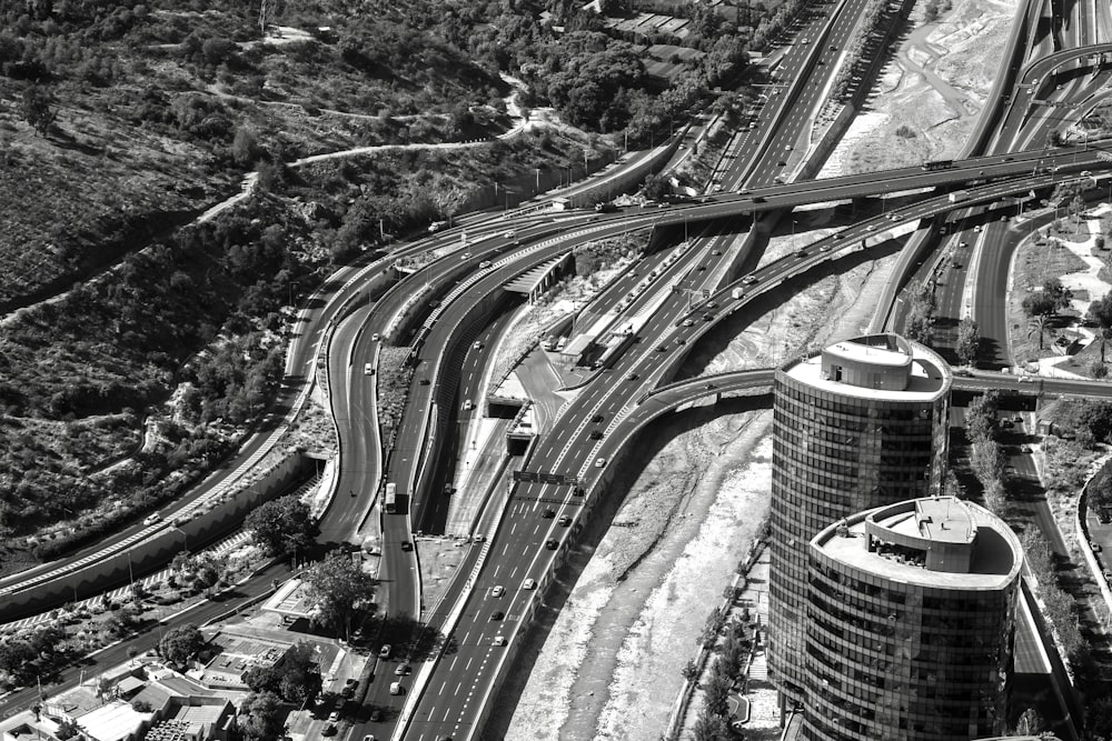 uma foto em preto e branco de uma vista aérea de uma rodovia