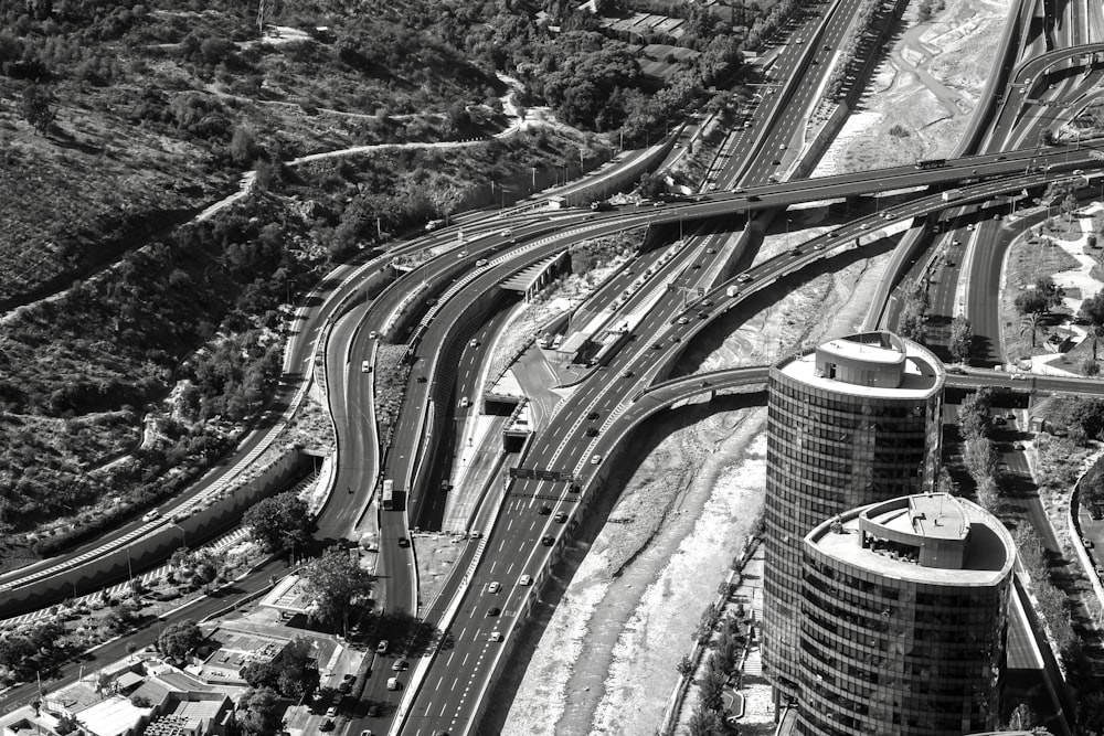 Una foto en blanco y negro de una vista aérea de una autopista