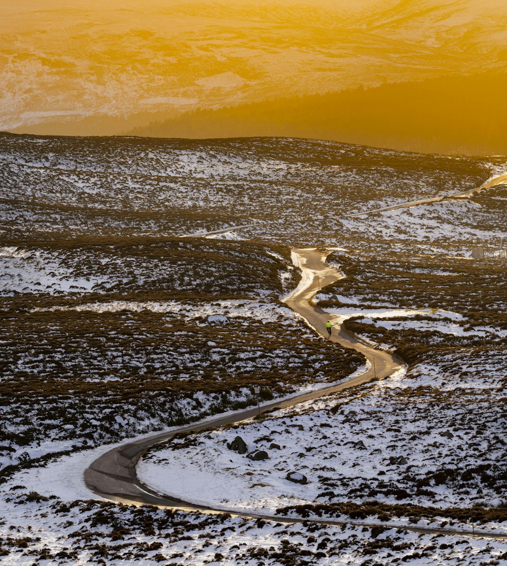 Un camino sinuoso en medio de un campo nevado