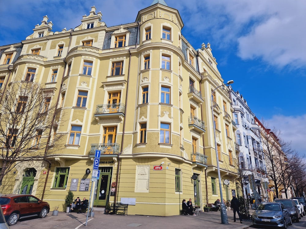 un gran edificio amarillo en una calle de la ciudad