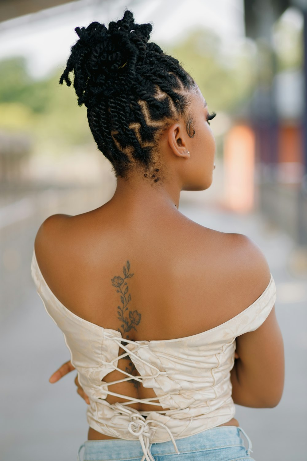 Una mujer con un tatuaje en la espalda