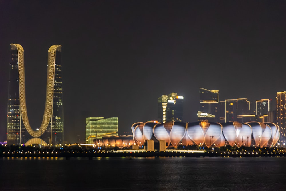 Una vista nocturna de una ciudad con muchos edificios altos