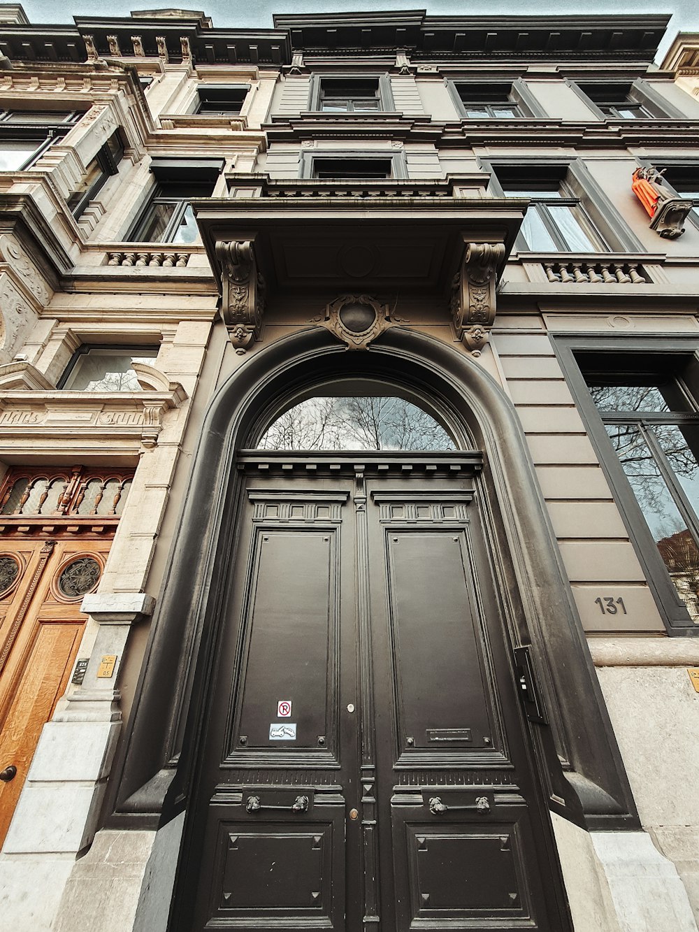 Un edificio alto con una gran puerta de madera