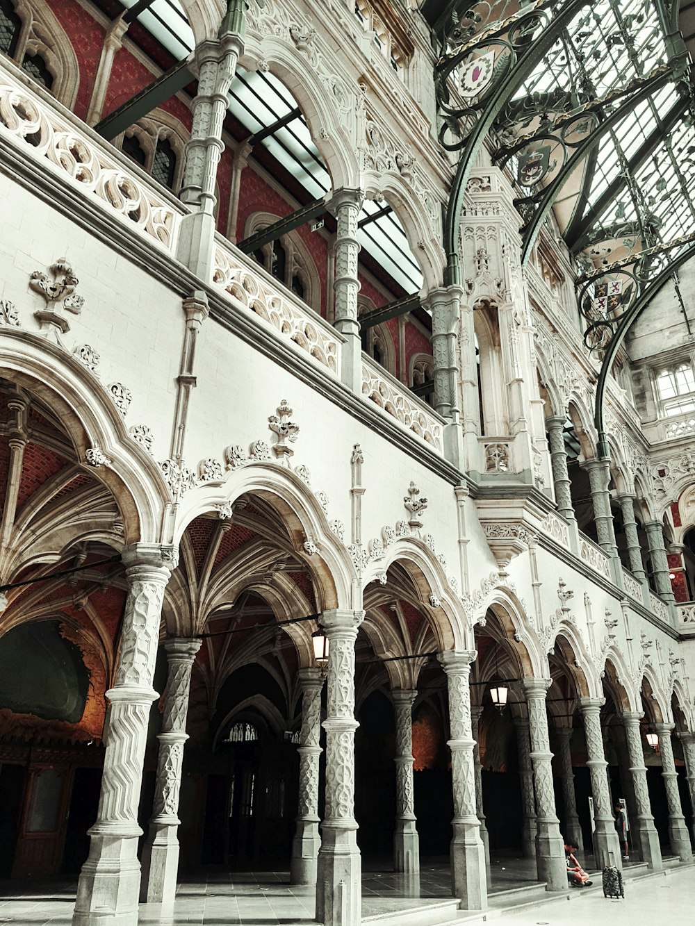 a large building with a lot of columns and arches