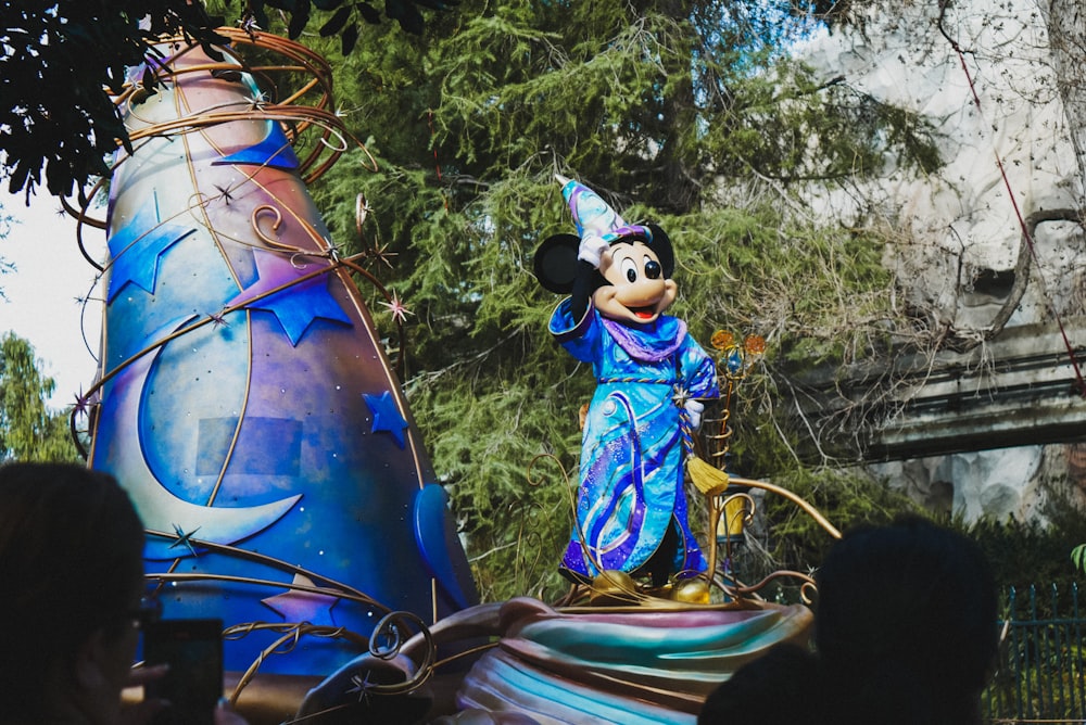 Eine Mickey-Mouse-Statue auf einem Wagen