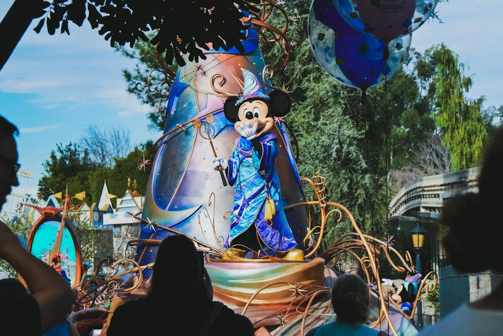 Una carroza de Mickey Mouse en medio de un desfile