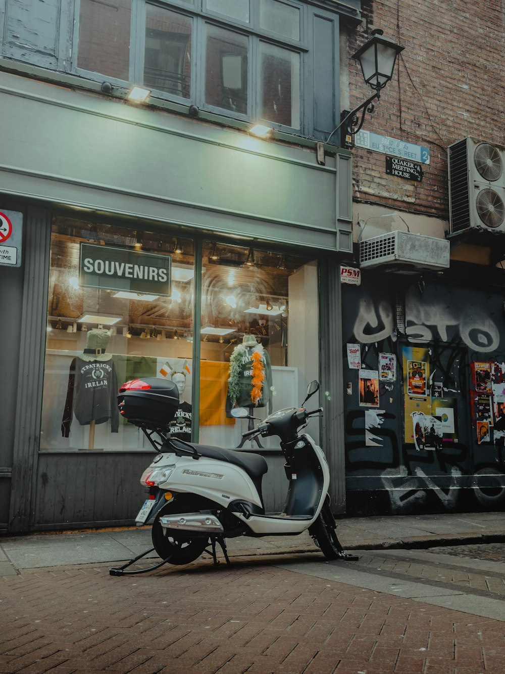 uma scooter estacionada em frente a uma loja