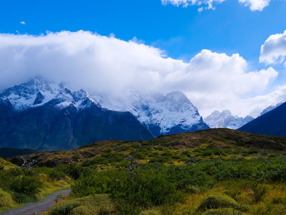 una cadena montañosa cubierta de nieve y nubes