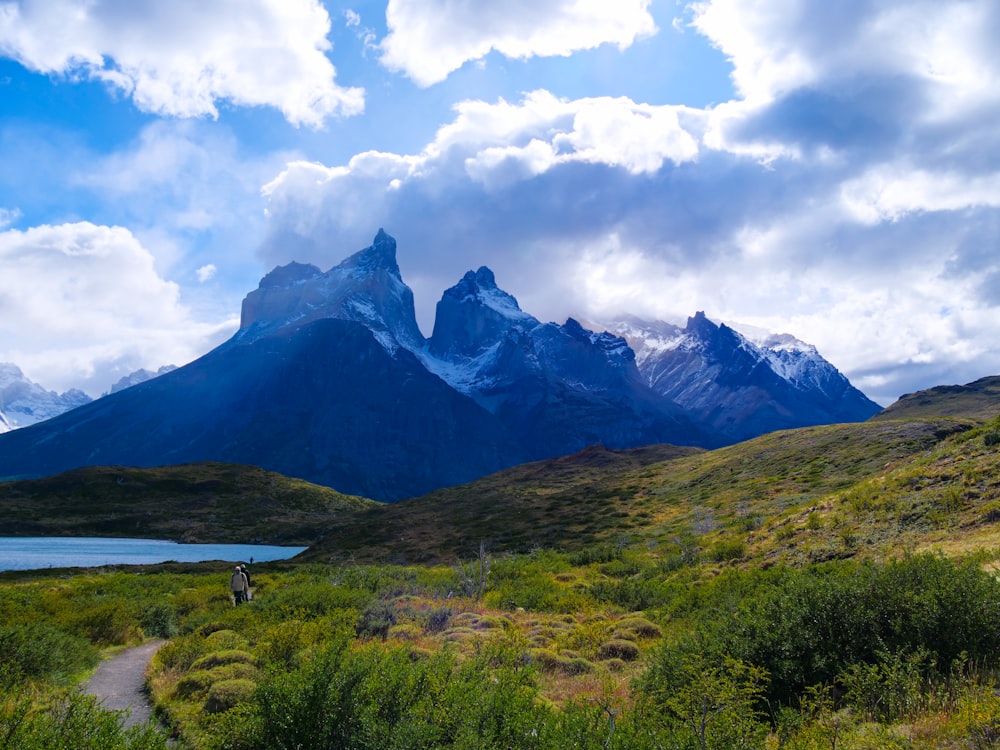 una cadena montañosa con un lago en primer plano