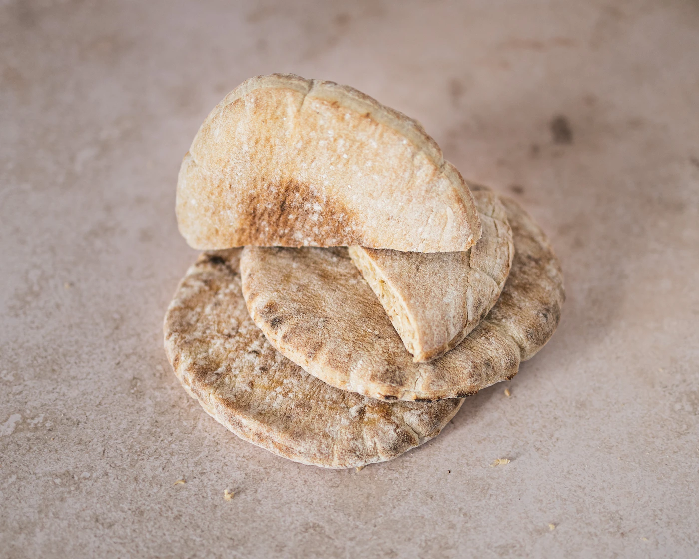 Pane arabo appena sfornato, gonfio e dorato.