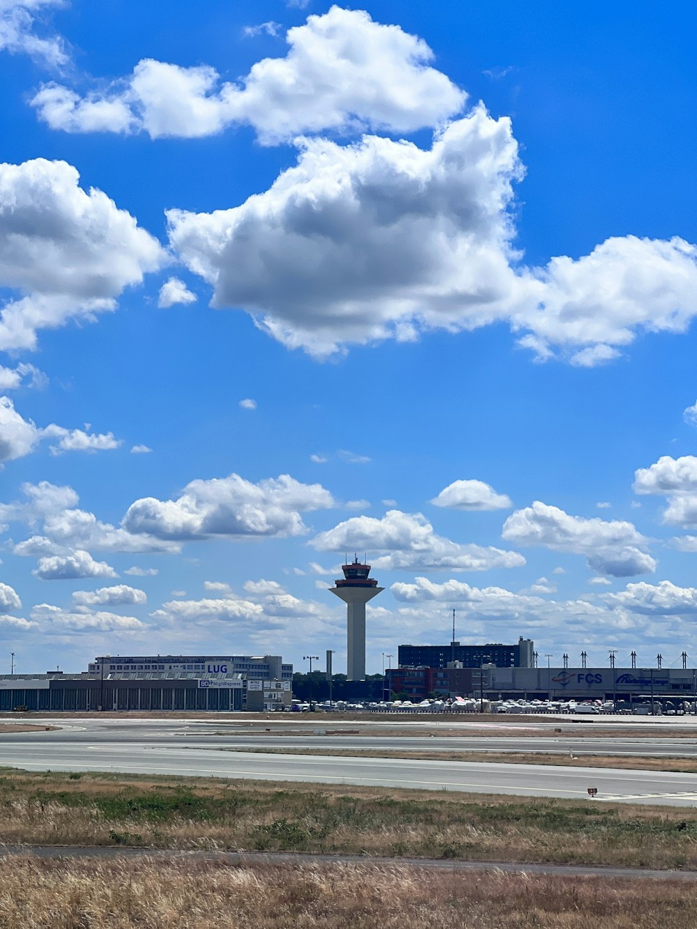 Un aeropuerto con una torre al fondo