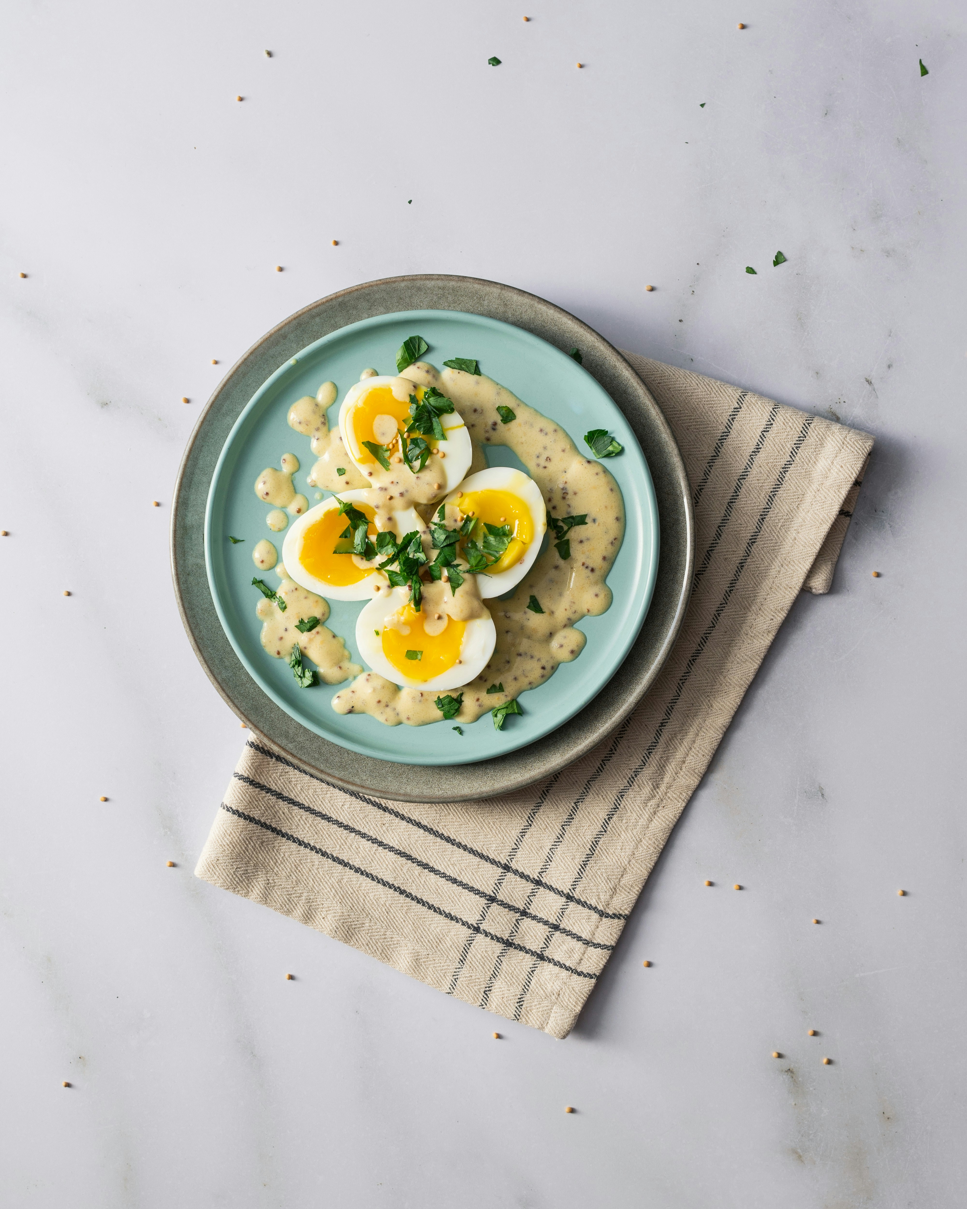 ein Teller mit Essen und Eiern