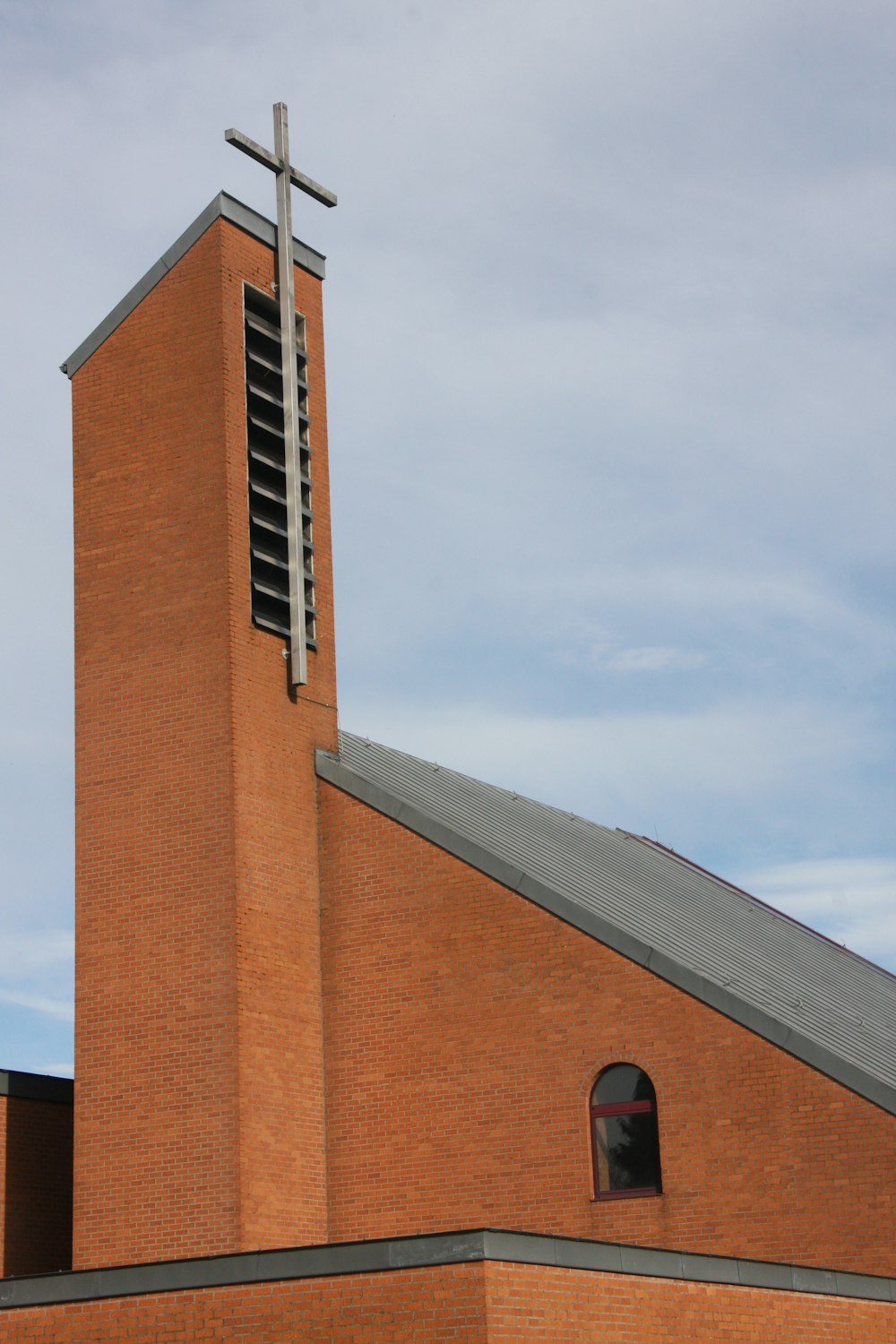 尖塔と十字架を頂上に乗せた教会