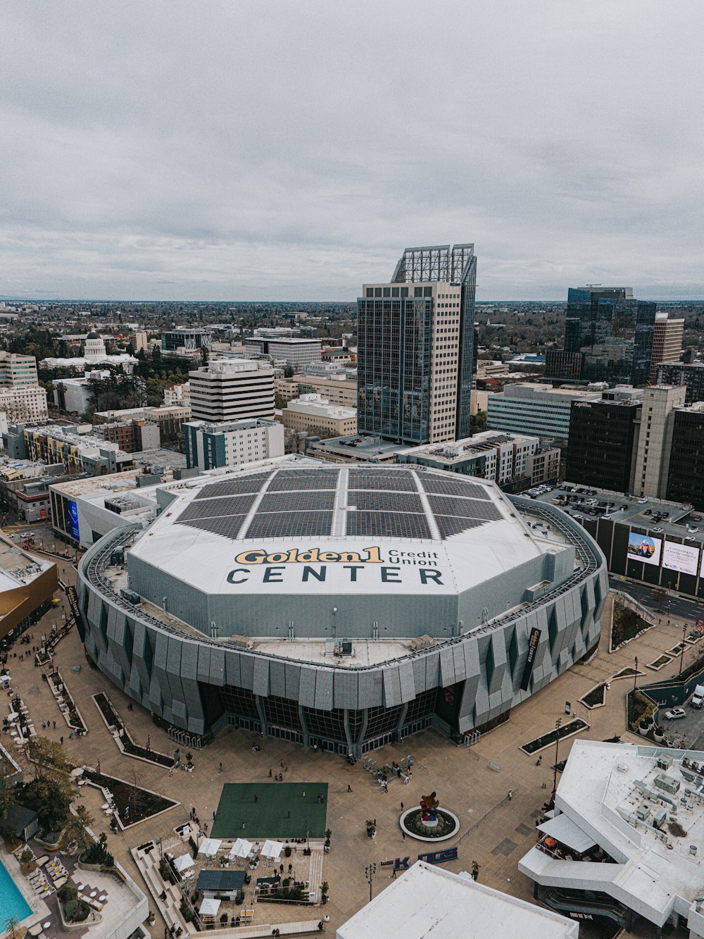 uma vista aérea de um estádio em uma cidade