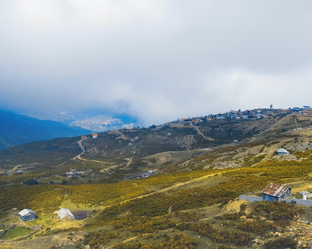 Una vista de una colina con una casa en la cima