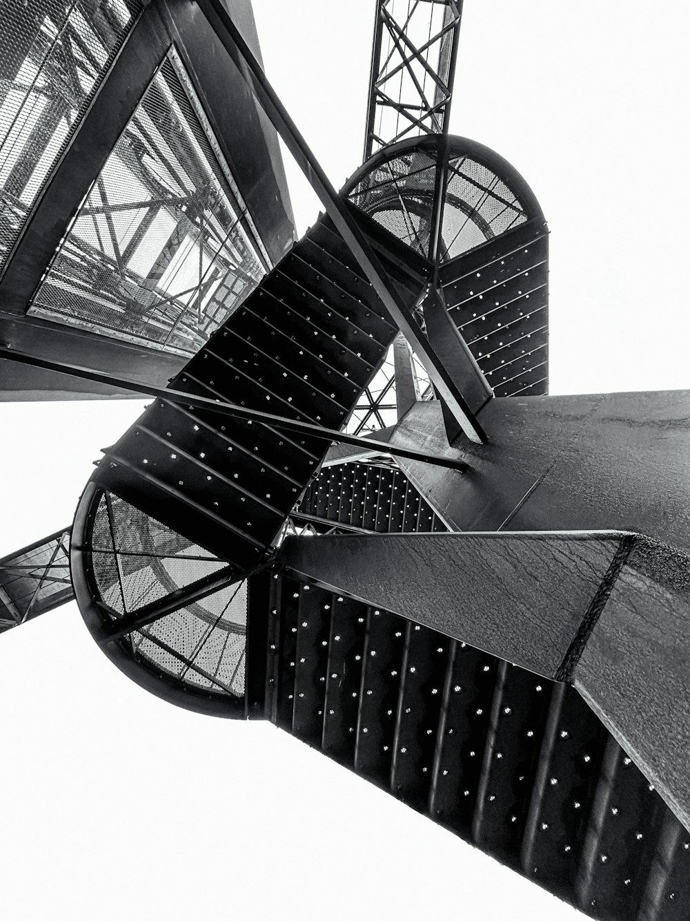 uma foto em preto e branco de uma escada em espiral