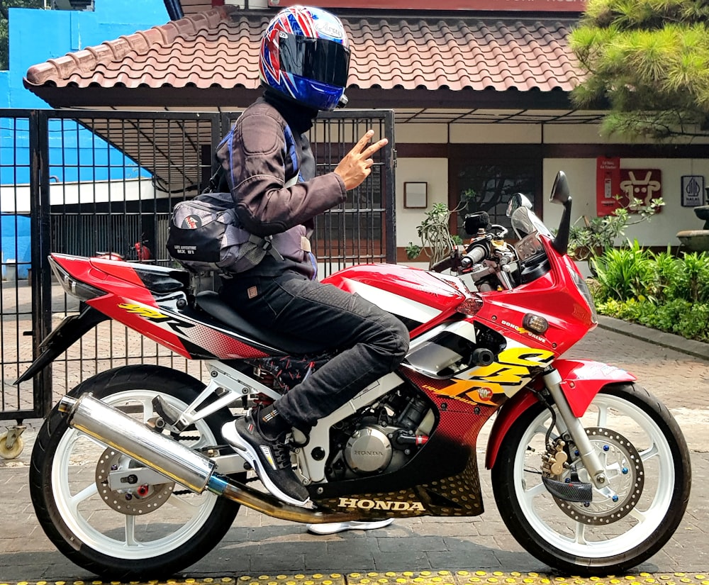 uma pessoa sentada em uma motocicleta com um capacete ligado
