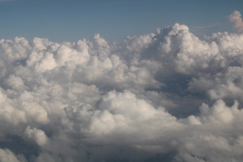 Blick auf Wolken aus einem Flugzeugfenster