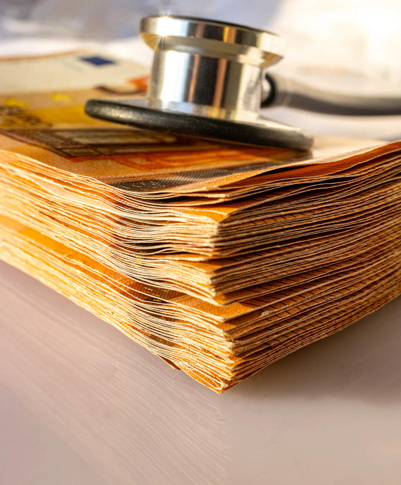 Pile de papiers avec un stéthoscope