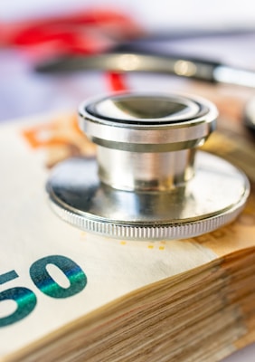 Sanidad privada sin seguro en España: precios reales de consultas y operaciones en 2026