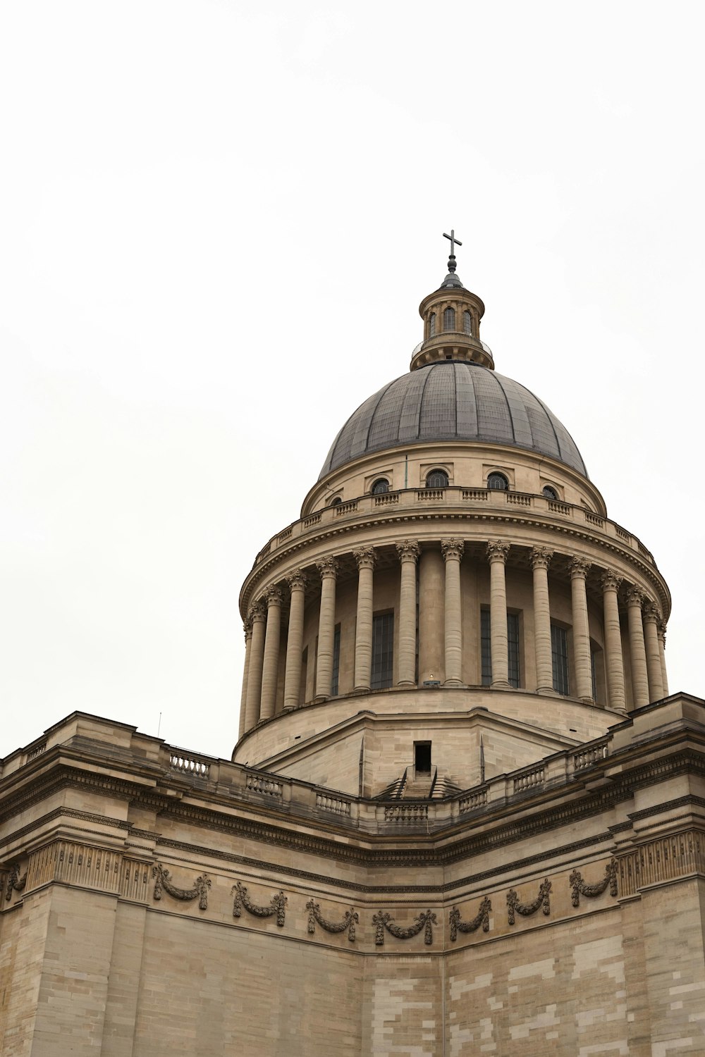 un grande edificio con una cupola in cima