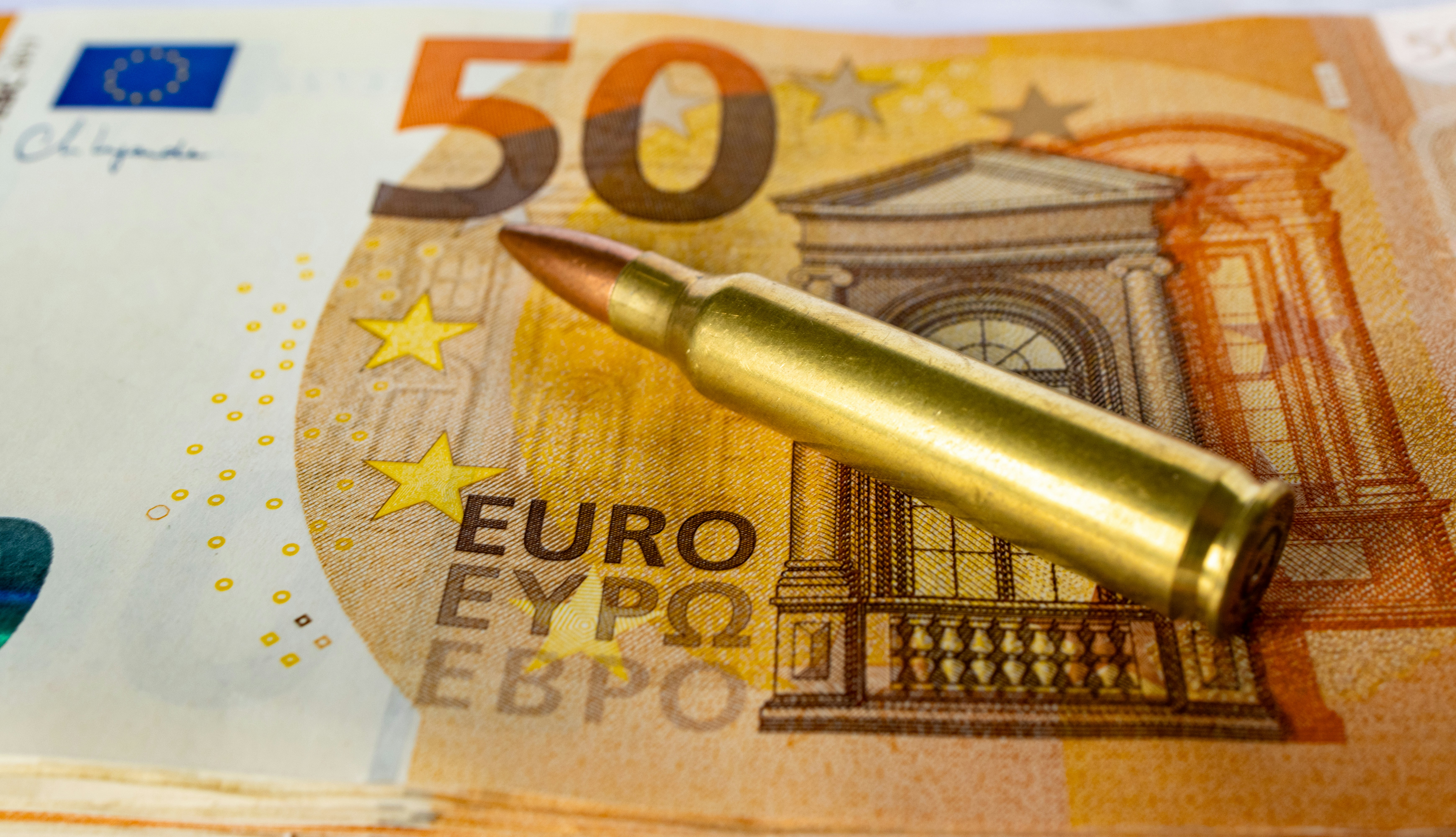 50유로 지폐 위에 총알이 박혀 있다 사진 – Unsplash의 무료 돈 이미지