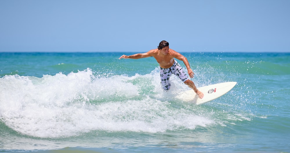 ein Mann, der auf einer Welle auf einem Surfbrett reitet