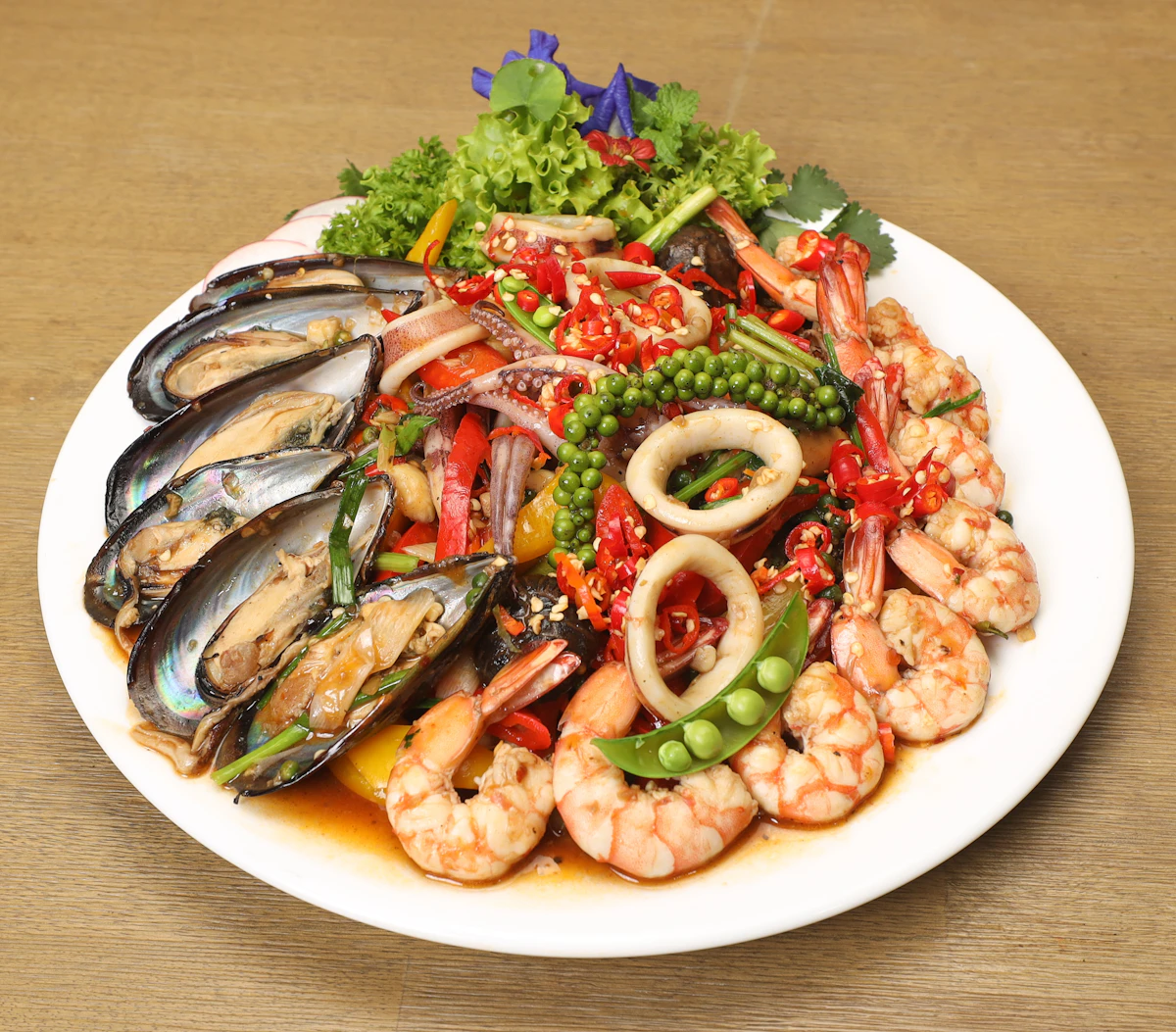 Thailändsk skaldjurstallrik med räkor, bläckfisk och musslor