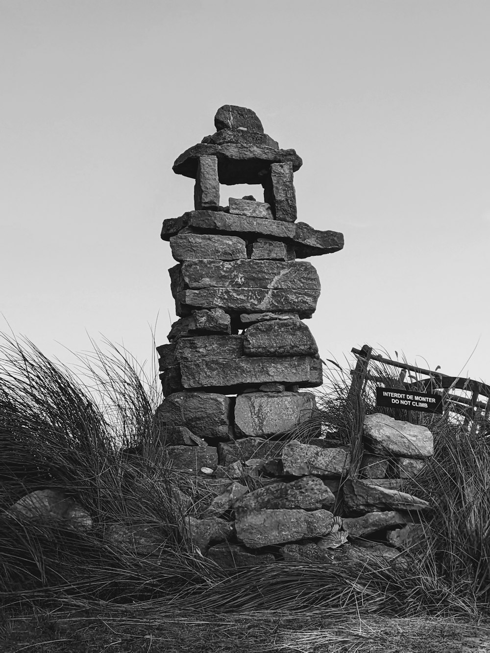 une photo en noir et blanc d’un tas de roches