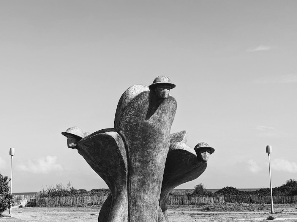 una foto in bianco e nero di una scultura