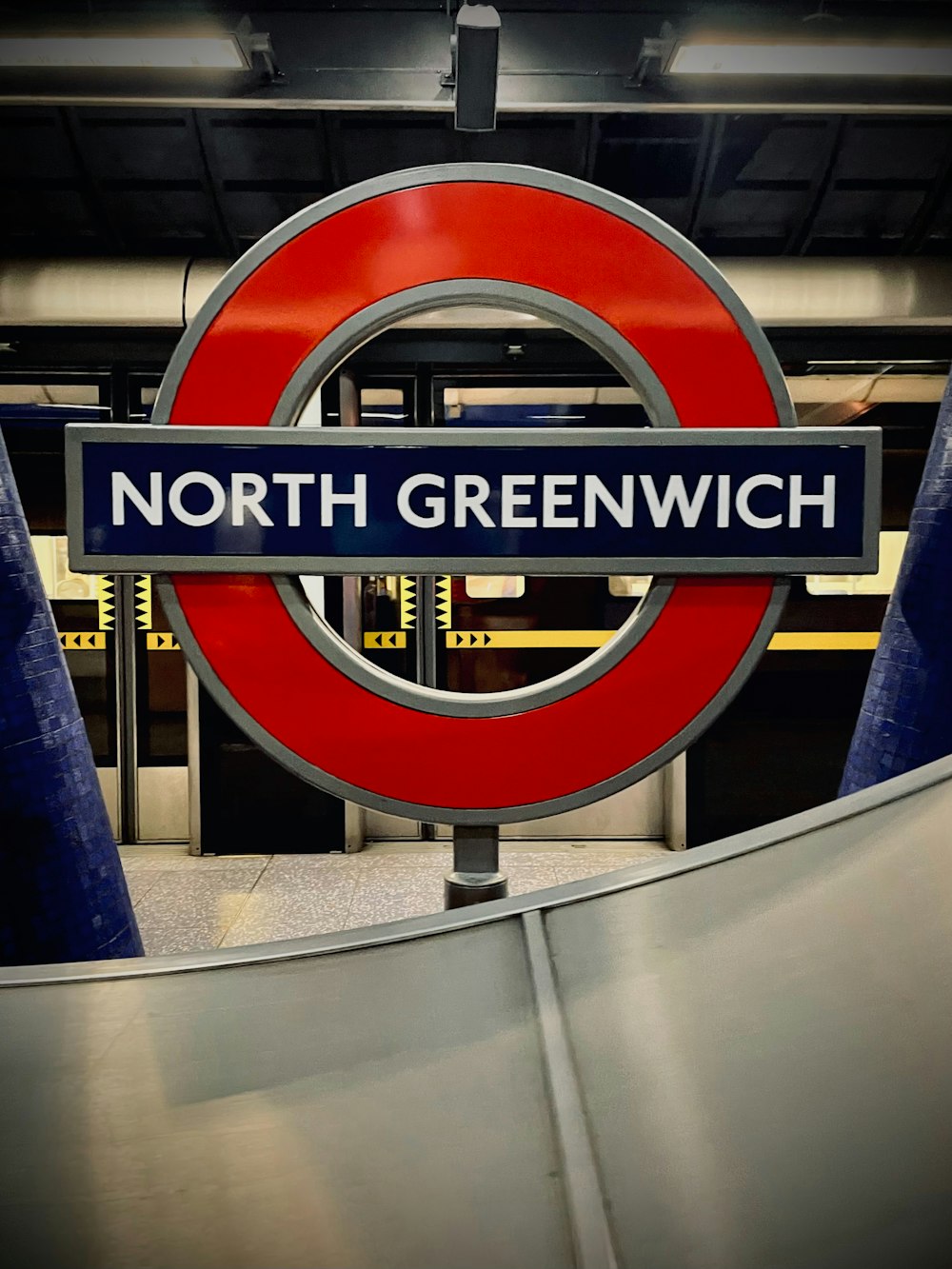 Un cartello rosso e blu con la scritta North Greenwich