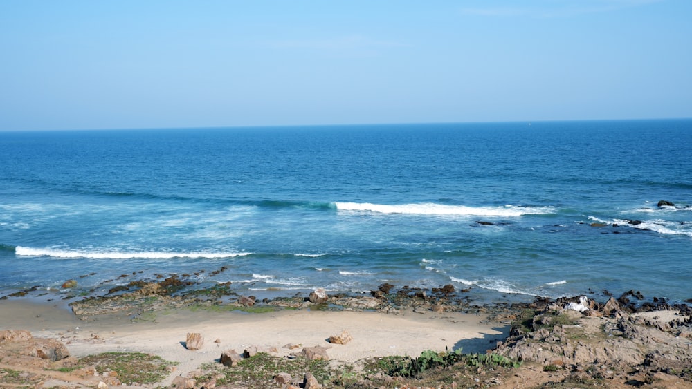 un cuerpo de agua con olas que vienen de la orilla