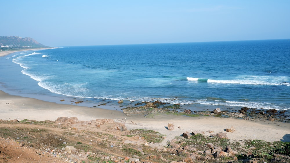 una vista de una playa con una ola que entra