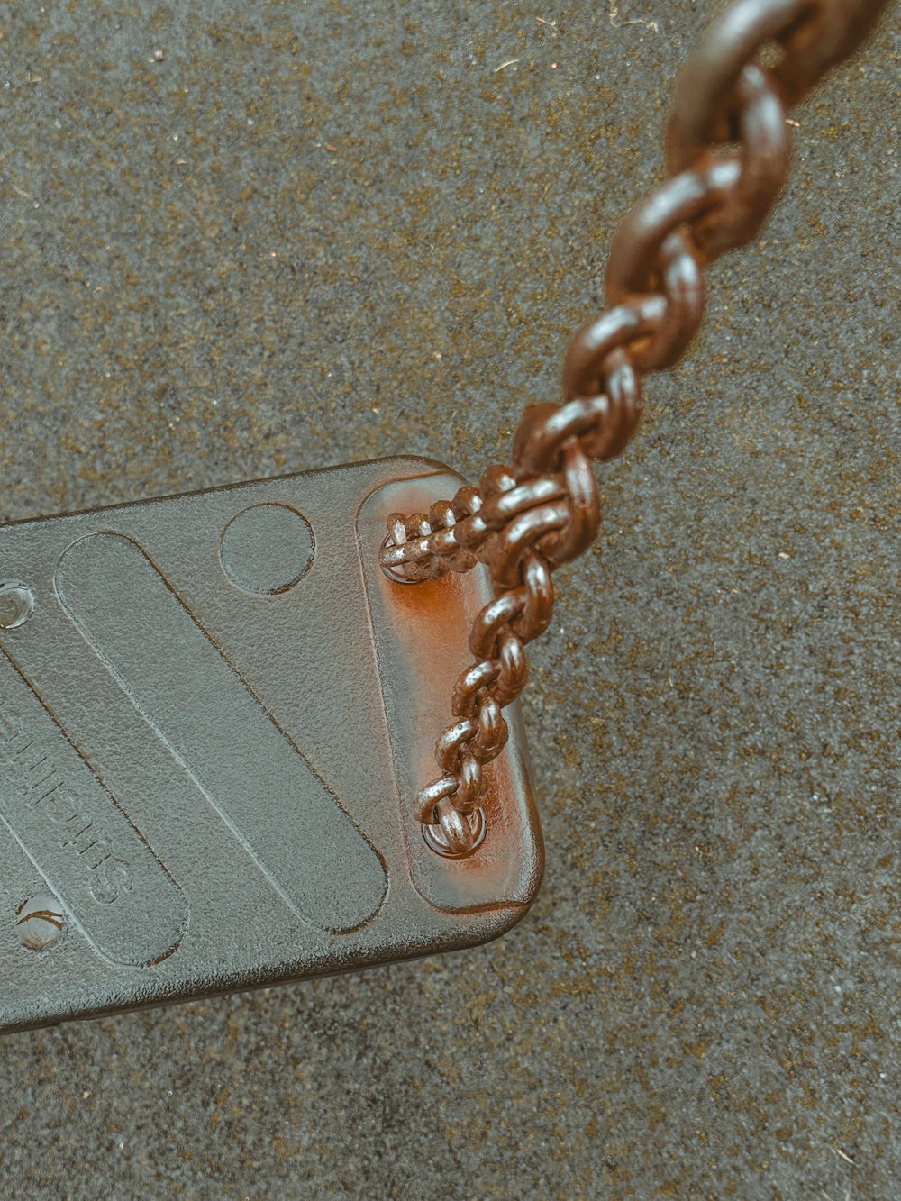 un gros plan d’une chaîne en métal avec une étiquette dessus