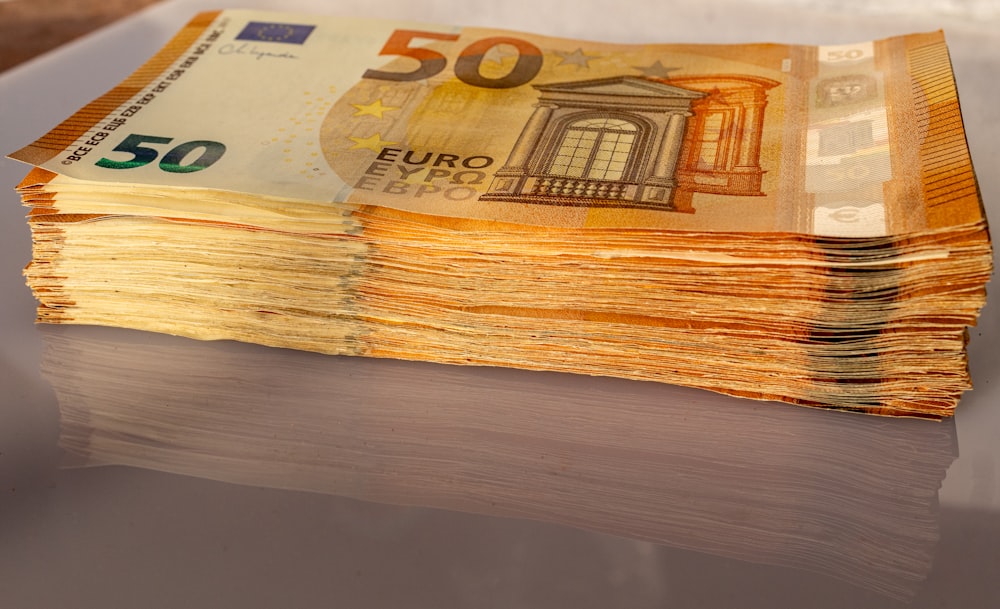 une pile de billets de 50 euros posée sur une table