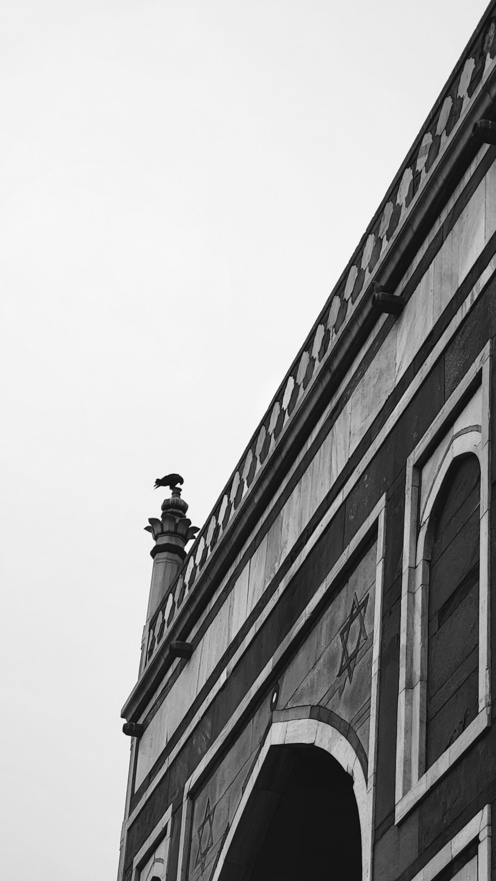 a black and white photo of a building