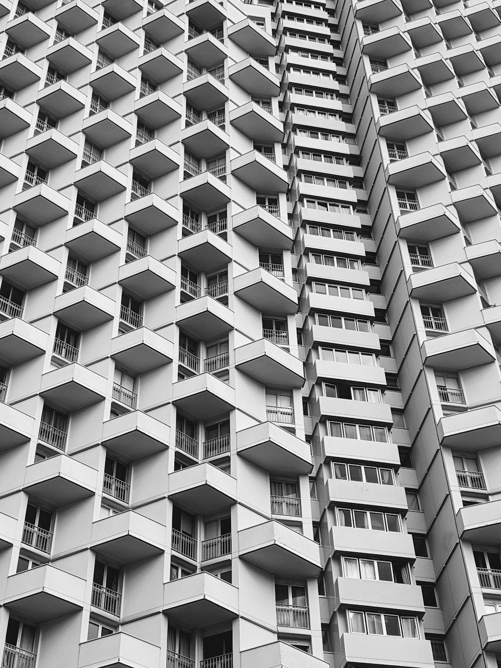 Un edificio molto alto con molte finestre