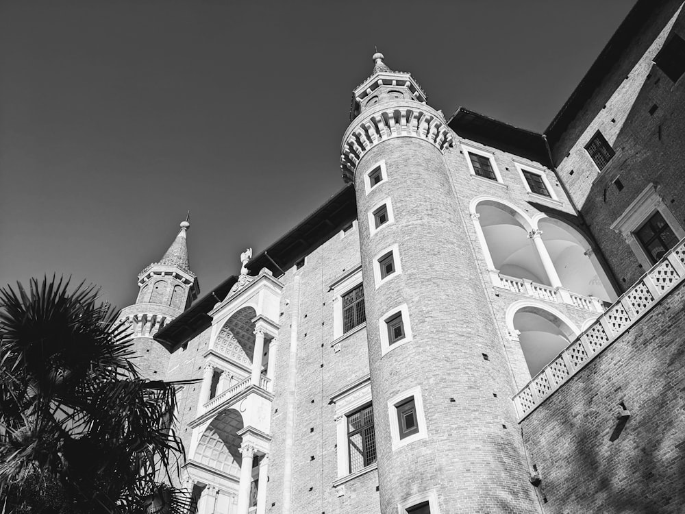 Una foto en blanco y negro de un edificio alto